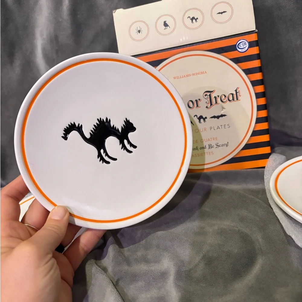 Williams Sonoma Exclusive Trick or Treat set of 4 plates
